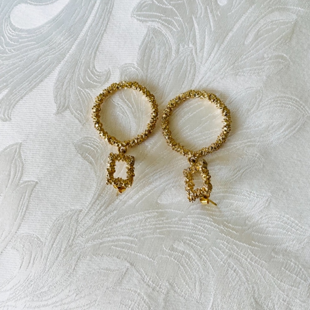 Gold trendy dangle earrings - Picture 2 of 2